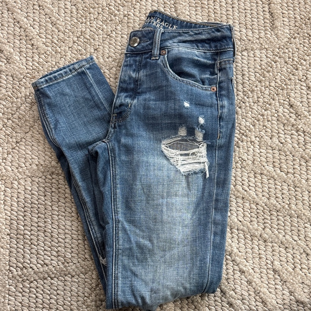 American Eagle Outfitters Women's Tomgirl distressed Jeans